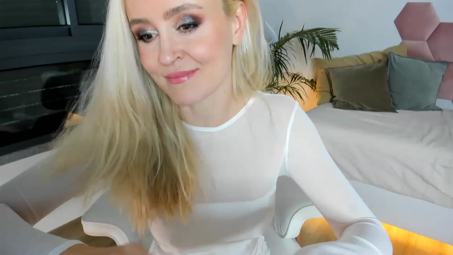 Gallery image thumbnail from AoifeOneal's myfreecams stream on, 06/17/2023, 20:30 image 3 of 20