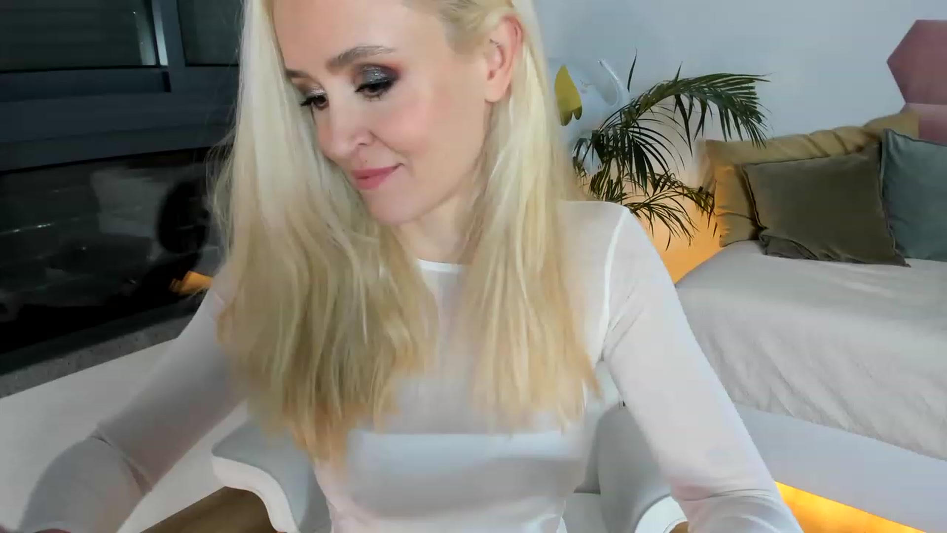 Gallery image thumbnail from AoifeOneal's myfreecams stream on, 06/17/2023, 20:30 image 9 of 20