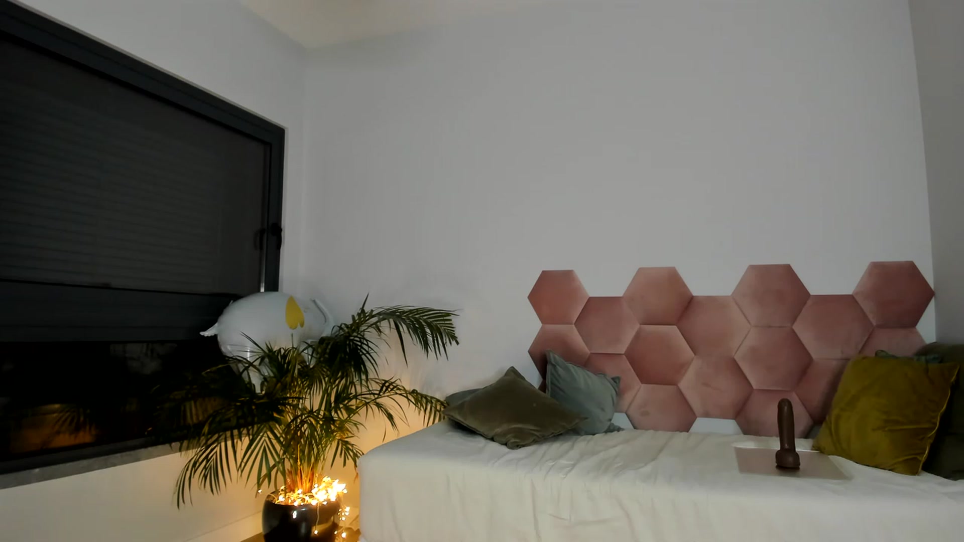 Gallery image thumbnail from AoifeOneal's myfreecams stream on, 06/21/2023, 20:46 image 17 of 20