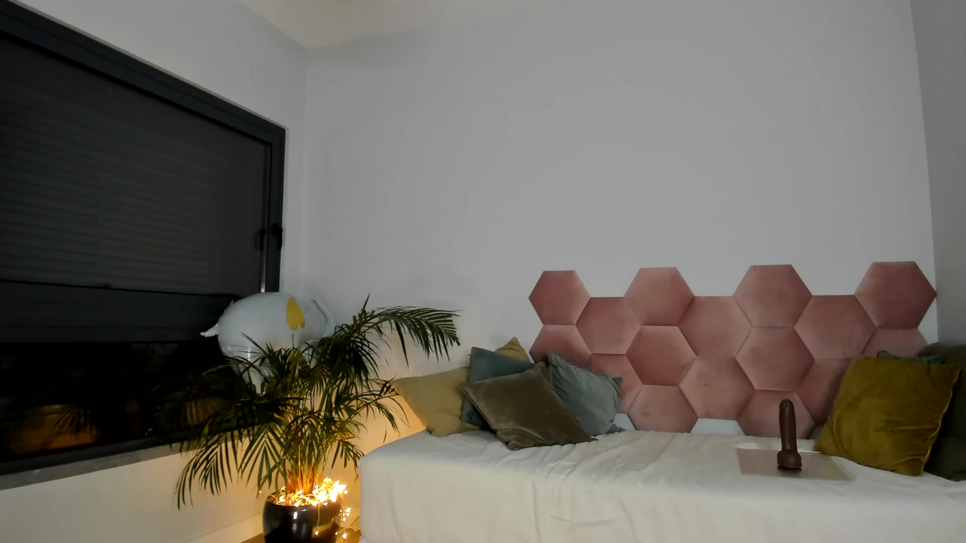 Gallery image thumbnail from AoifeOneal's myfreecams stream on, 06/21/2023, 20:46 image 16 of 20