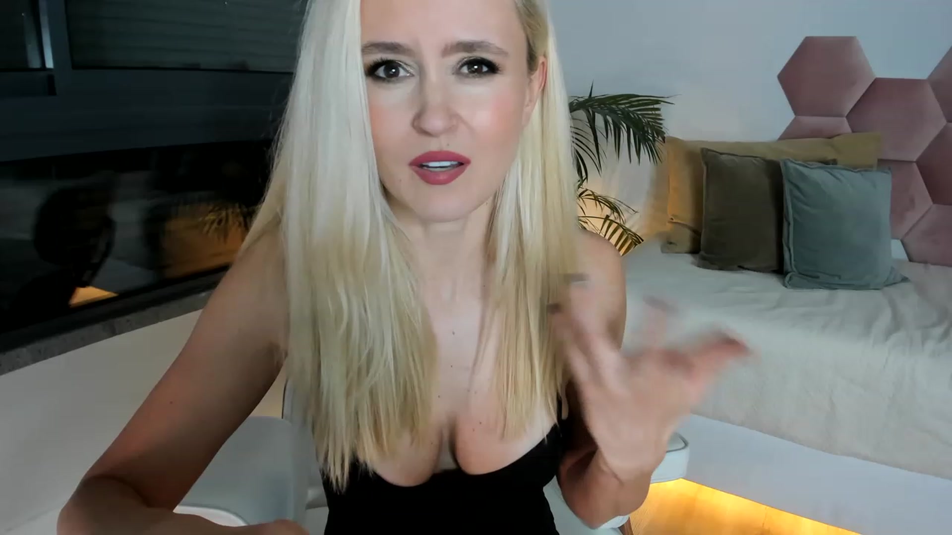Gallery image thumbnail from AoifeOneal's myfreecams stream on, 06/27/2023, 20:48 image 15 of 20