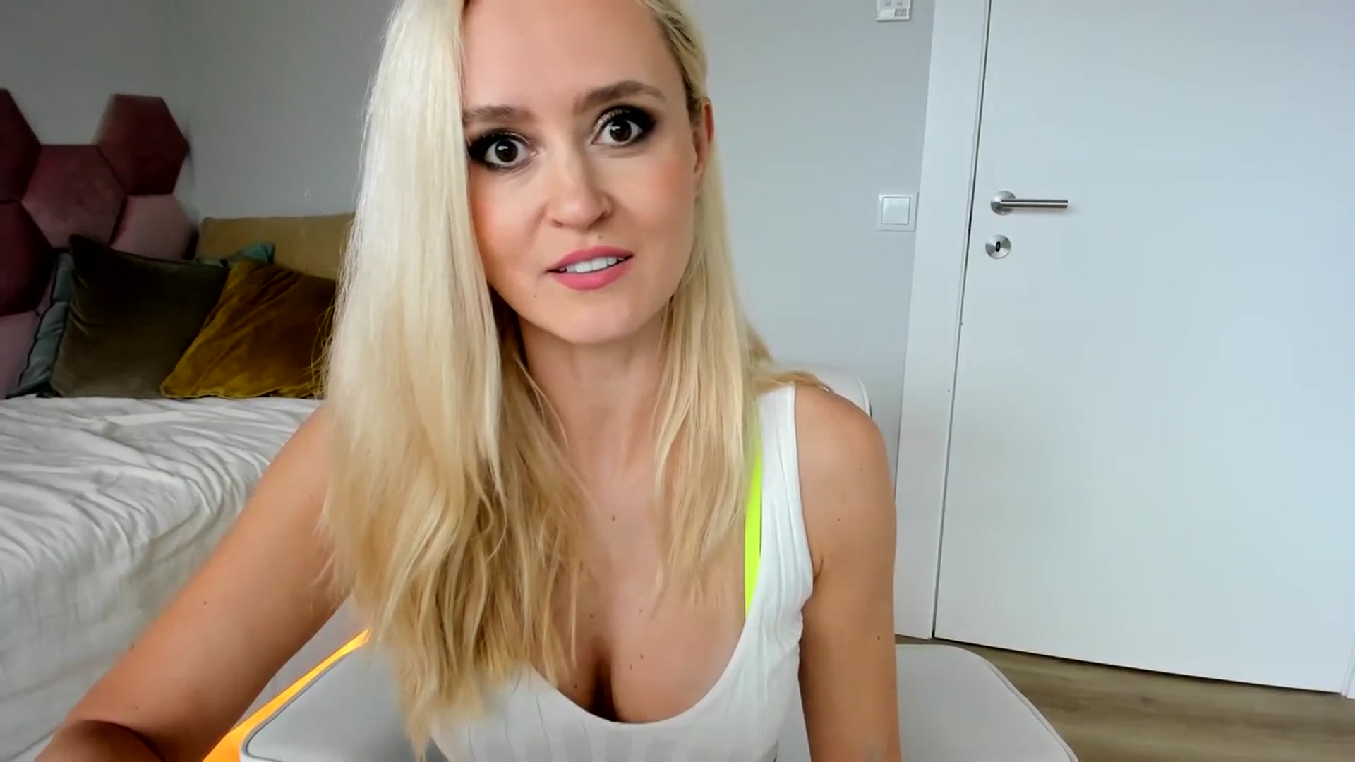 Gallery image thumbnail from AoifeOneal's myfreecams stream on, 07/05/2023, 19:16 image 17 of 20