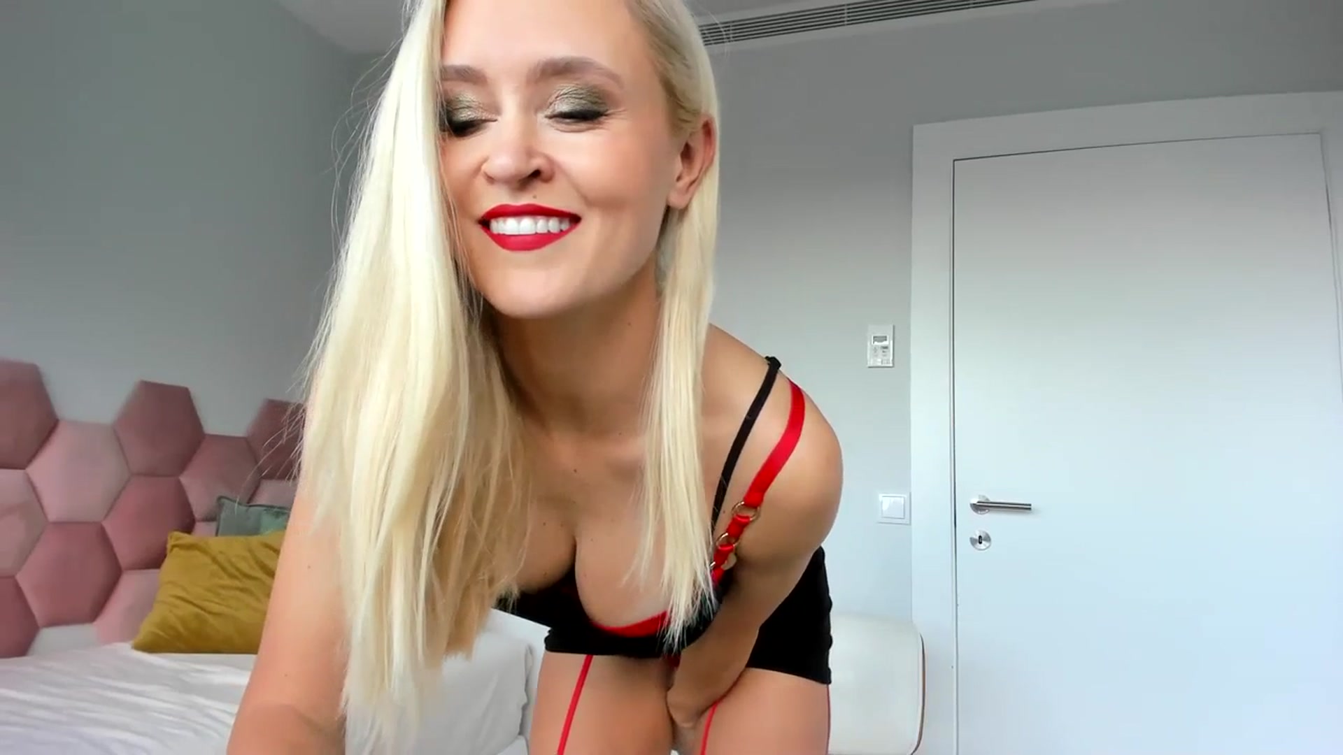 Gallery image thumbnail from AoifeOneal's myfreecams stream on, 07/07/2023, 18:47 image 18 of 20