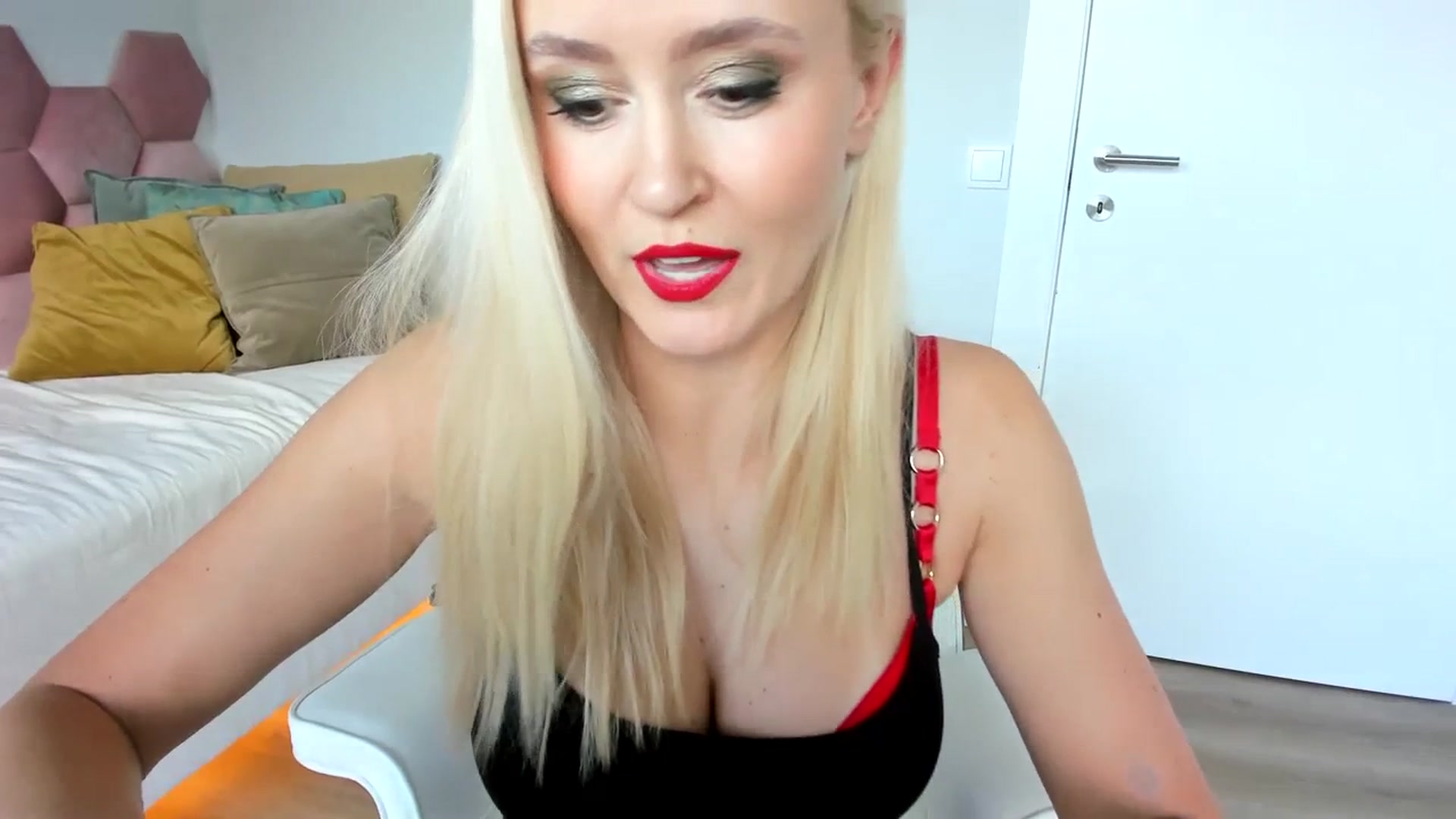 Gallery image thumbnail from AoifeOneal's myfreecams stream on, 07/07/2023, 18:47 image 11 of 20