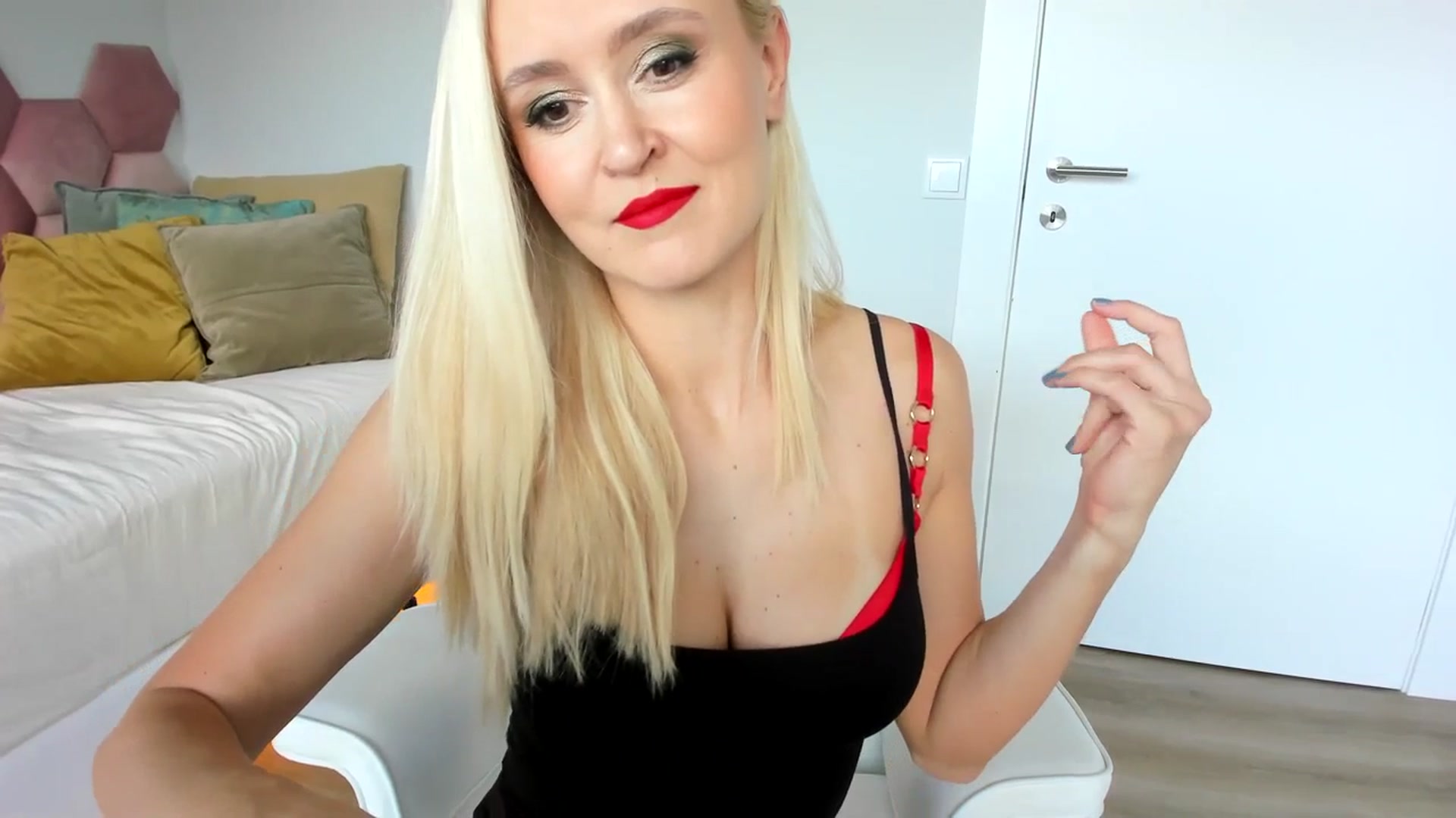 Gallery image thumbnail from AoifeOneal's myfreecams stream on, 07/07/2023, 18:47 image 15 of 20