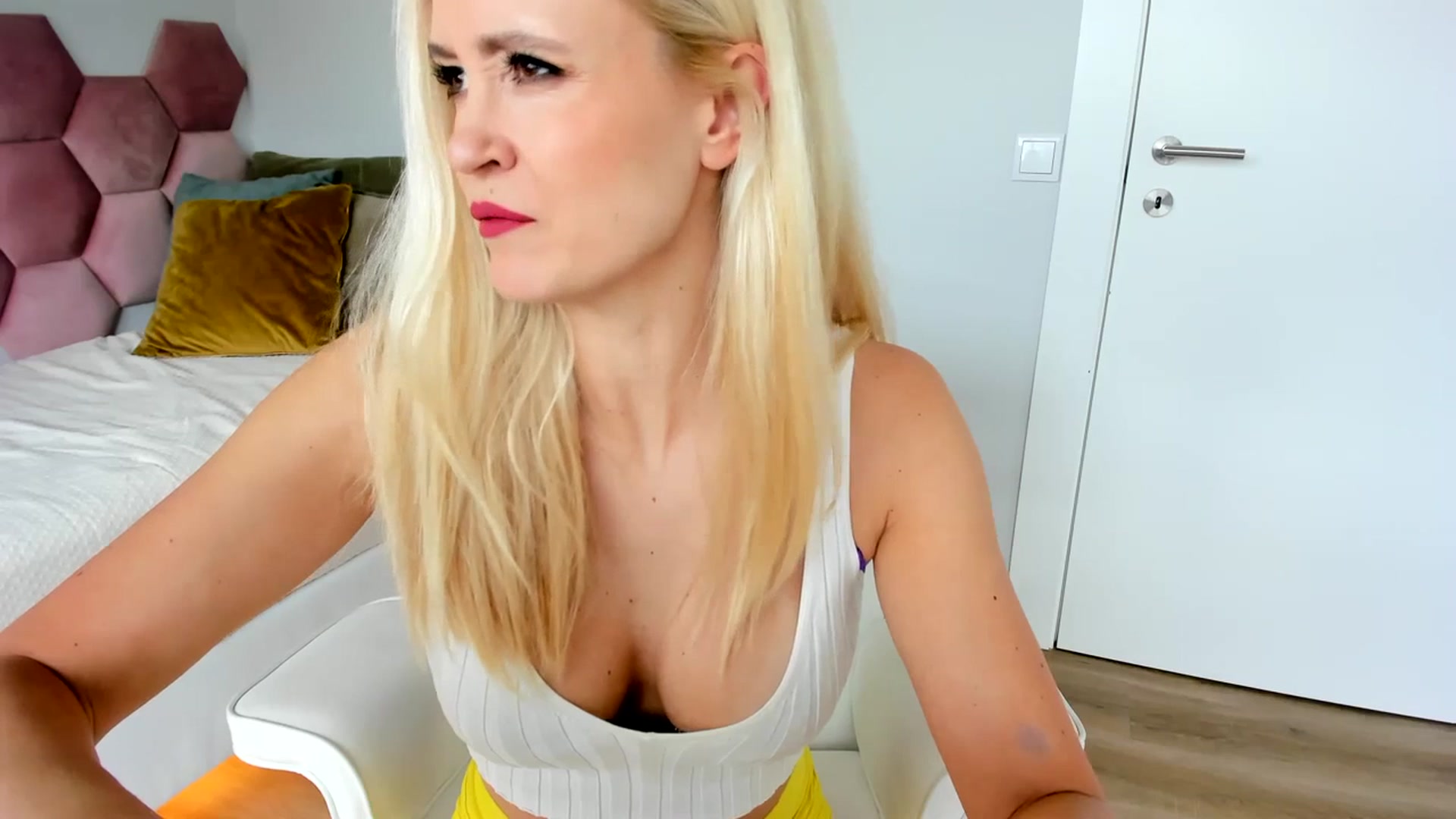 Gallery image thumbnail from AoifeOneal's myfreecams stream on, 07/18/2023, 18:40 image 13 of 20