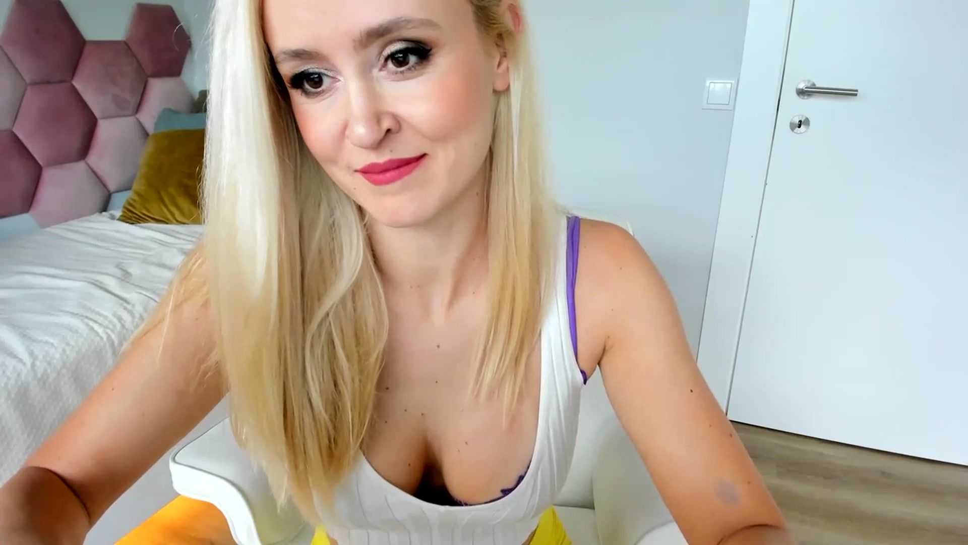 Gallery image thumbnail from AoifeOneal's myfreecams stream on, 07/18/2023, 20:26 image 3 of 20