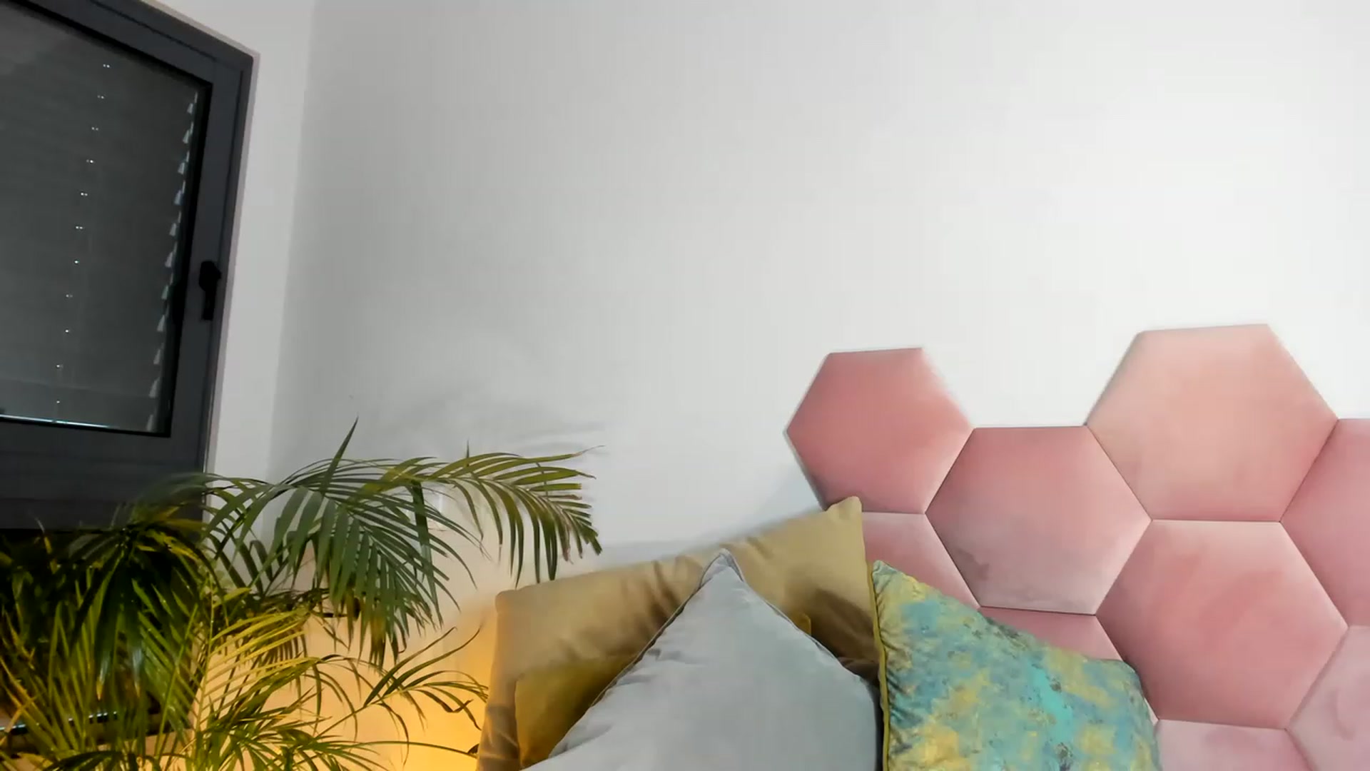 Gallery image thumbnail from AoifeOneal's myfreecams stream on, 07/26/2023, 20:15 image 13 of 20