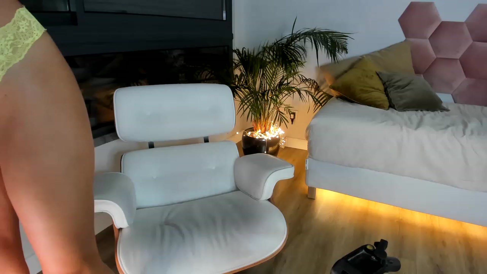 Gallery image thumbnail from AoifeOneal's myfreecams stream on, 08/02/2023, 21:25 image 20 of 20