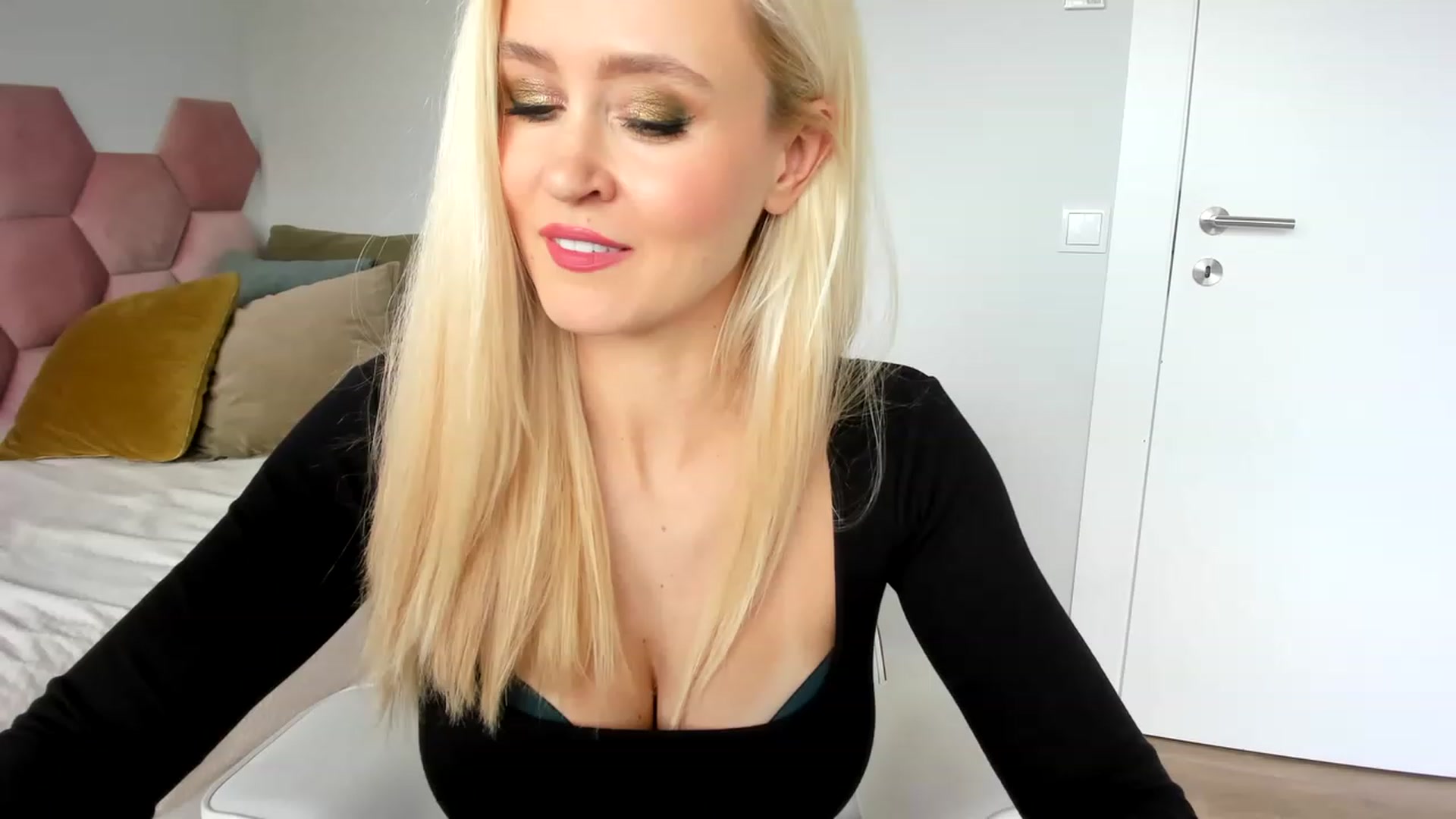 Gallery image thumbnail from AoifeOneal's myfreecams stream on, 08/04/2023, 20:03 image 5 of 20