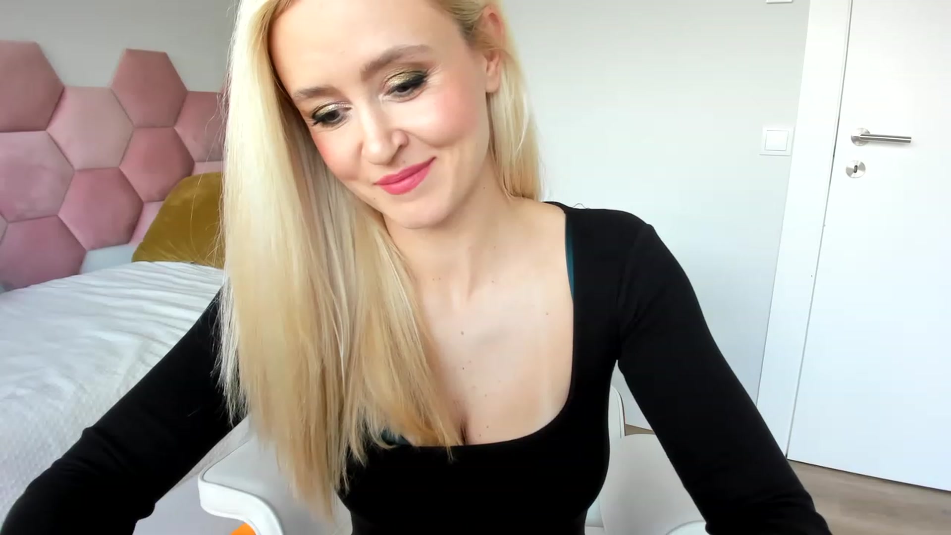 Gallery image thumbnail from AoifeOneal's myfreecams stream on, 08/04/2023, 20:03 image 10 of 20
