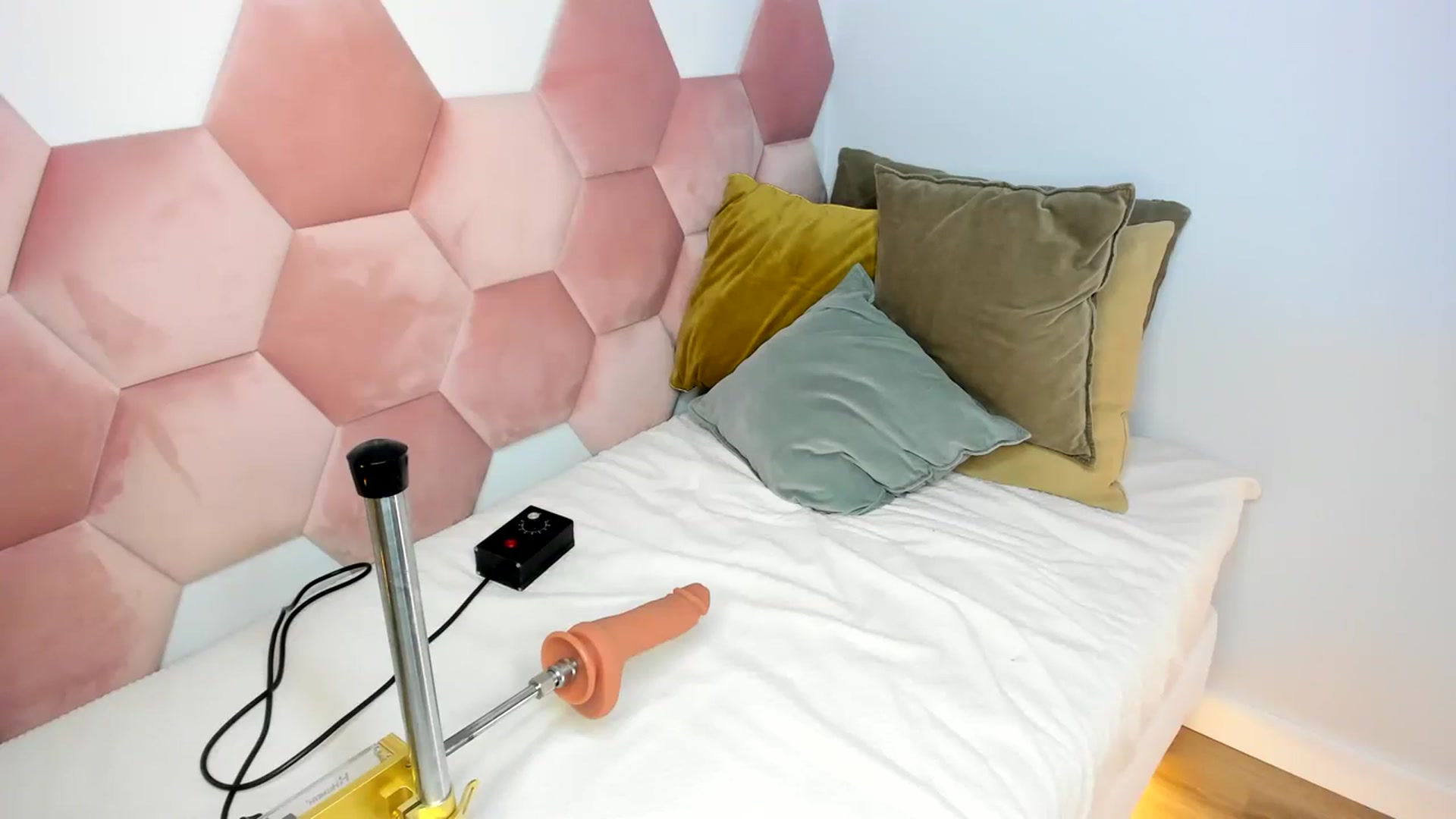 Gallery image thumbnail from AoifeOneal's myfreecams stream on, 08/04/2023, 21:03 image 19 of 20