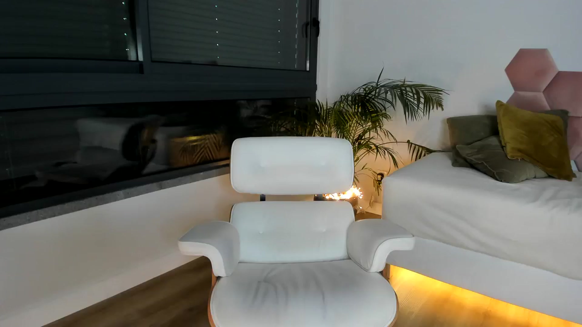 Gallery image thumbnail from AoifeOneal's myfreecams stream on, 08/17/2023, 19:52 image 15 of 20