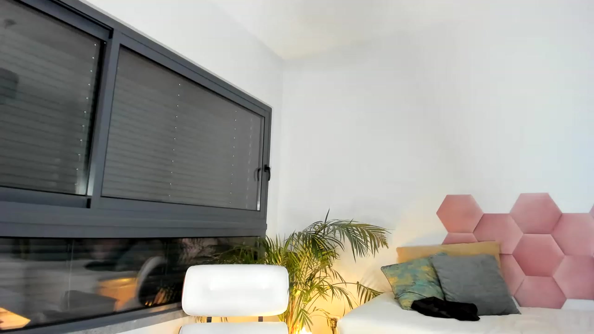 Gallery image thumbnail from AoifeOneal's myfreecams stream on, 08/22/2023, 20:22 image 6 of 20