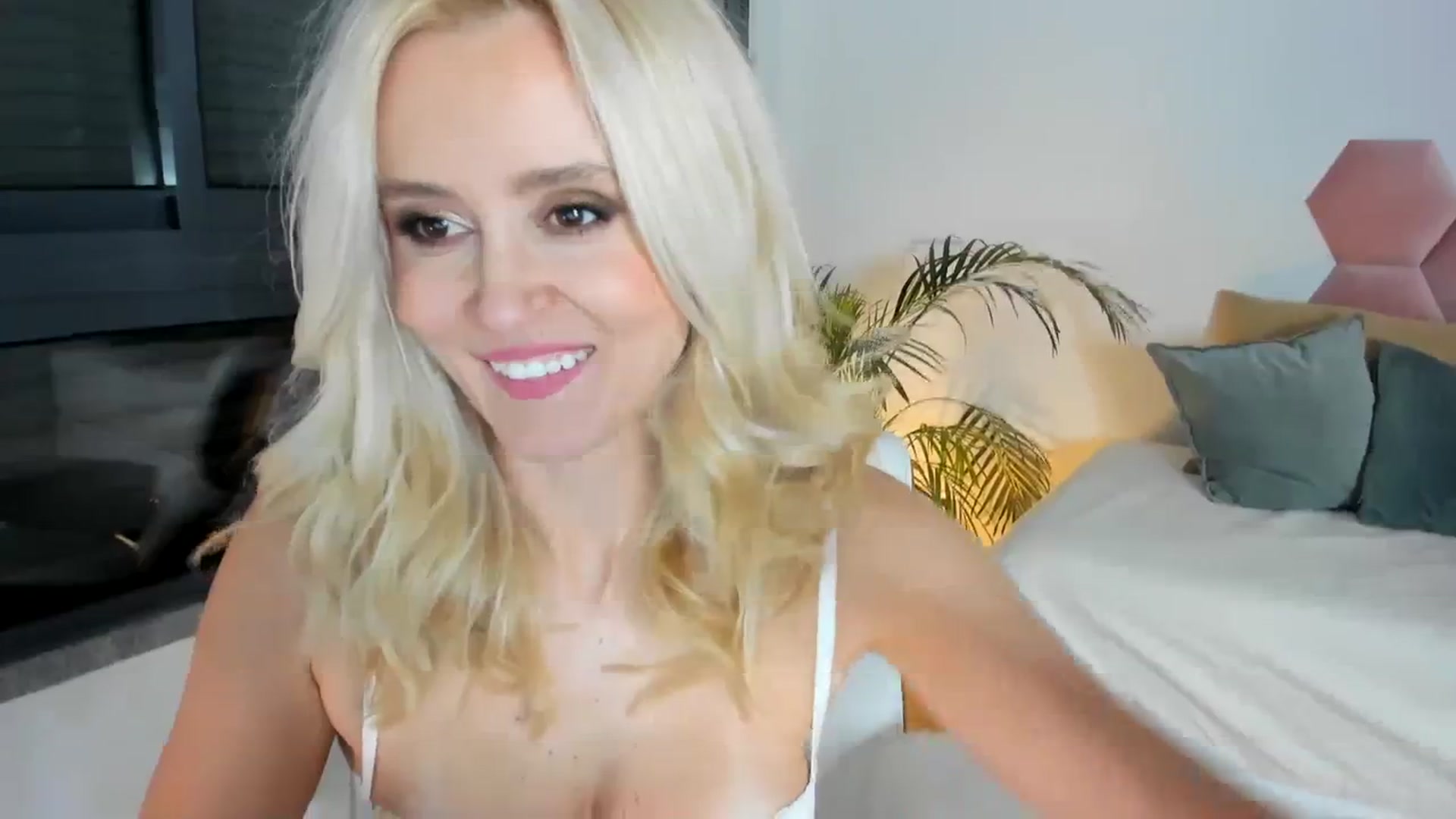 Gallery image thumbnail from AoifeOneal's myfreecams stream on, 09/20/2023, 20:08 image 15 of 20