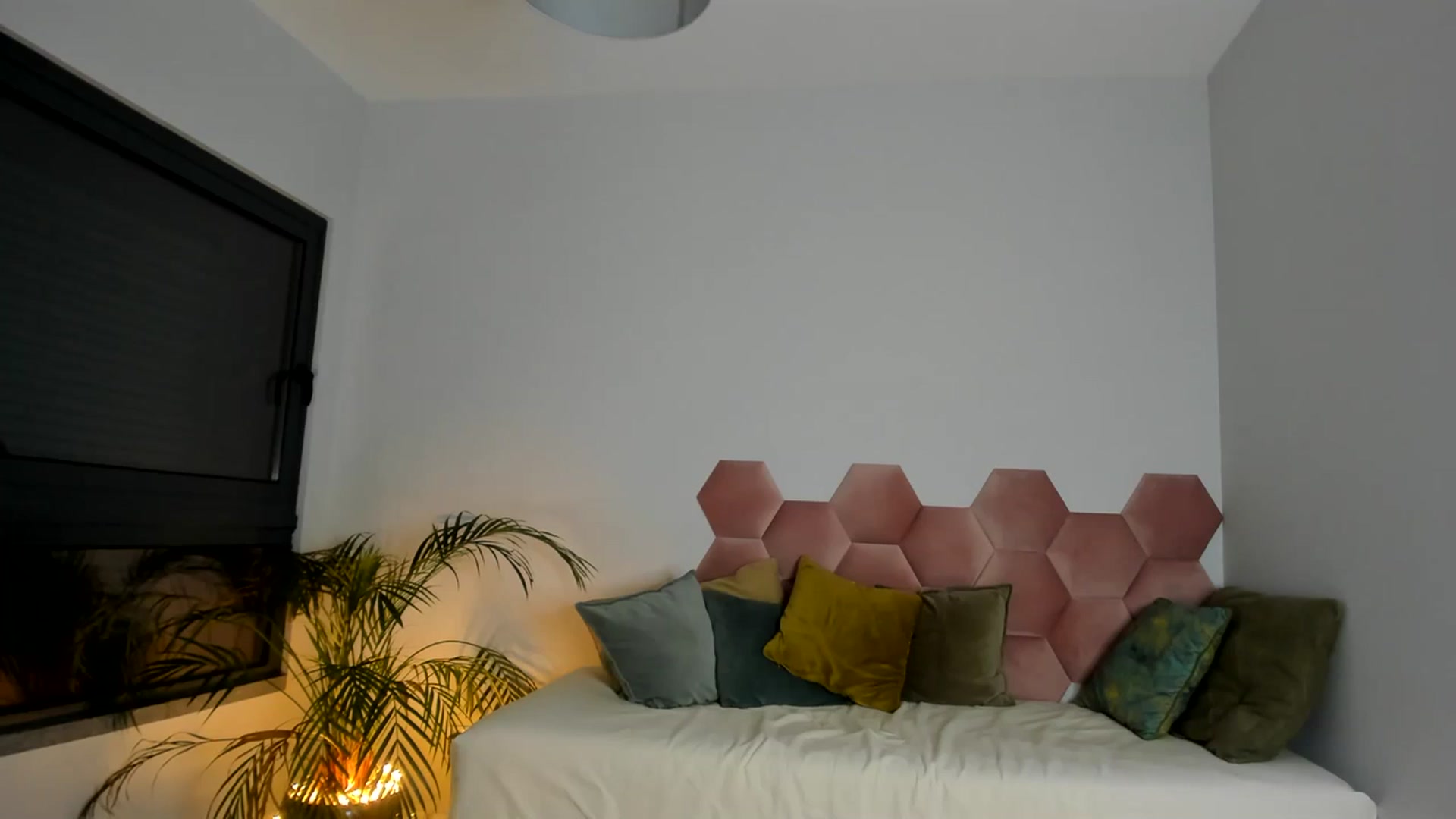 Gallery image thumbnail from AoifeOneal's myfreecams stream on, 09/20/2023, 21:06 image 7 of 20