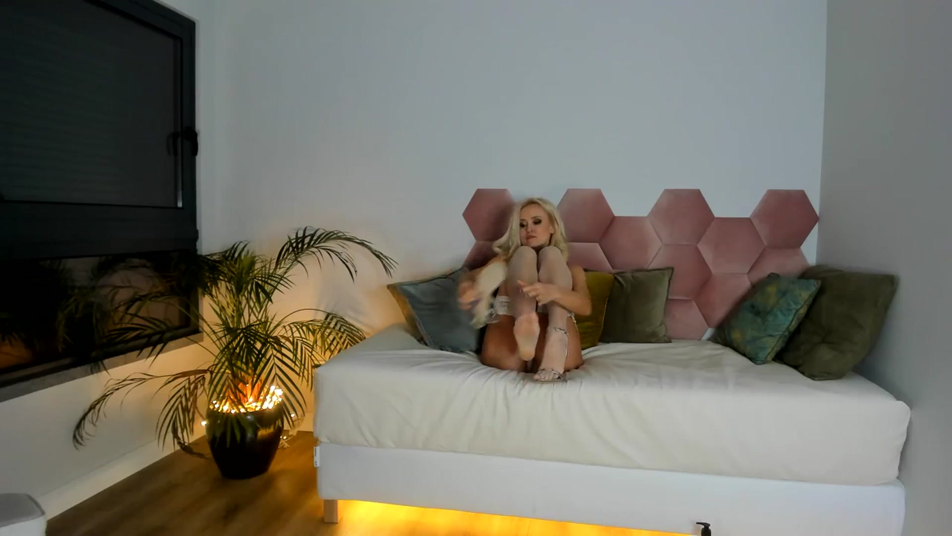 Gallery image thumbnail from AoifeOneal's myfreecams stream on, 09/20/2023, 21:06 image 8 of 20