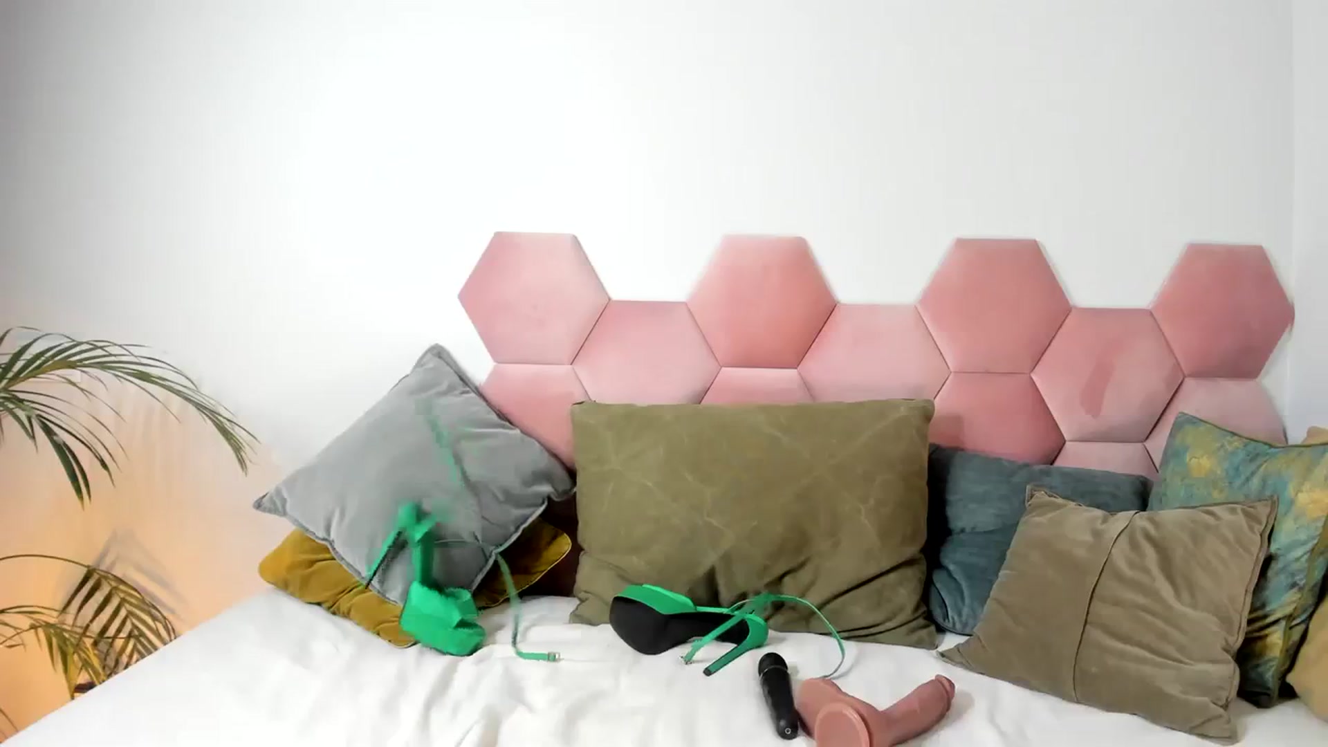 Gallery image thumbnail from AoifeOneal's myfreecams stream on, 09/29/2023, 20:49 image 19 of 20