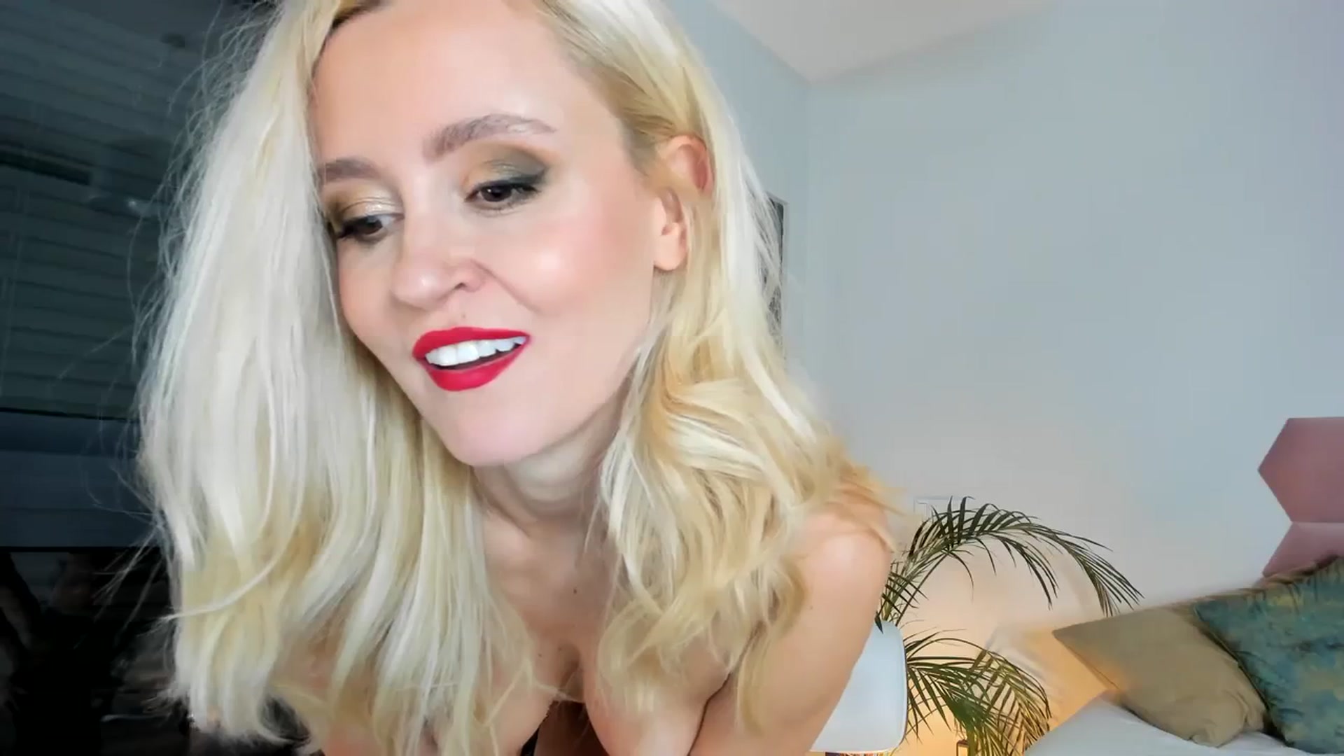 Gallery image thumbnail from AoifeOneal's myfreecams stream on, 10/07/2023, 19:40 image 13 of 20