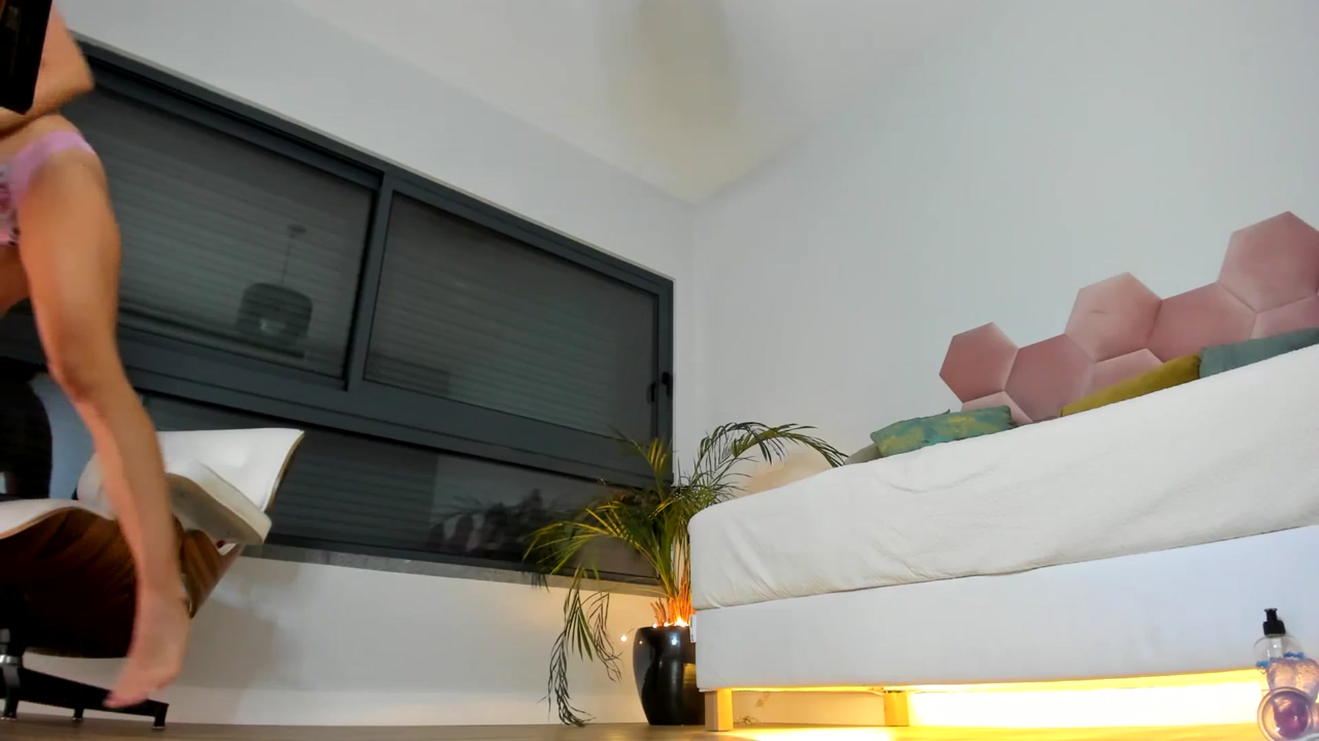 Gallery image thumbnail from AoifeOneal's myfreecams stream on, 10/10/2023, 19:43 image 16 of 20