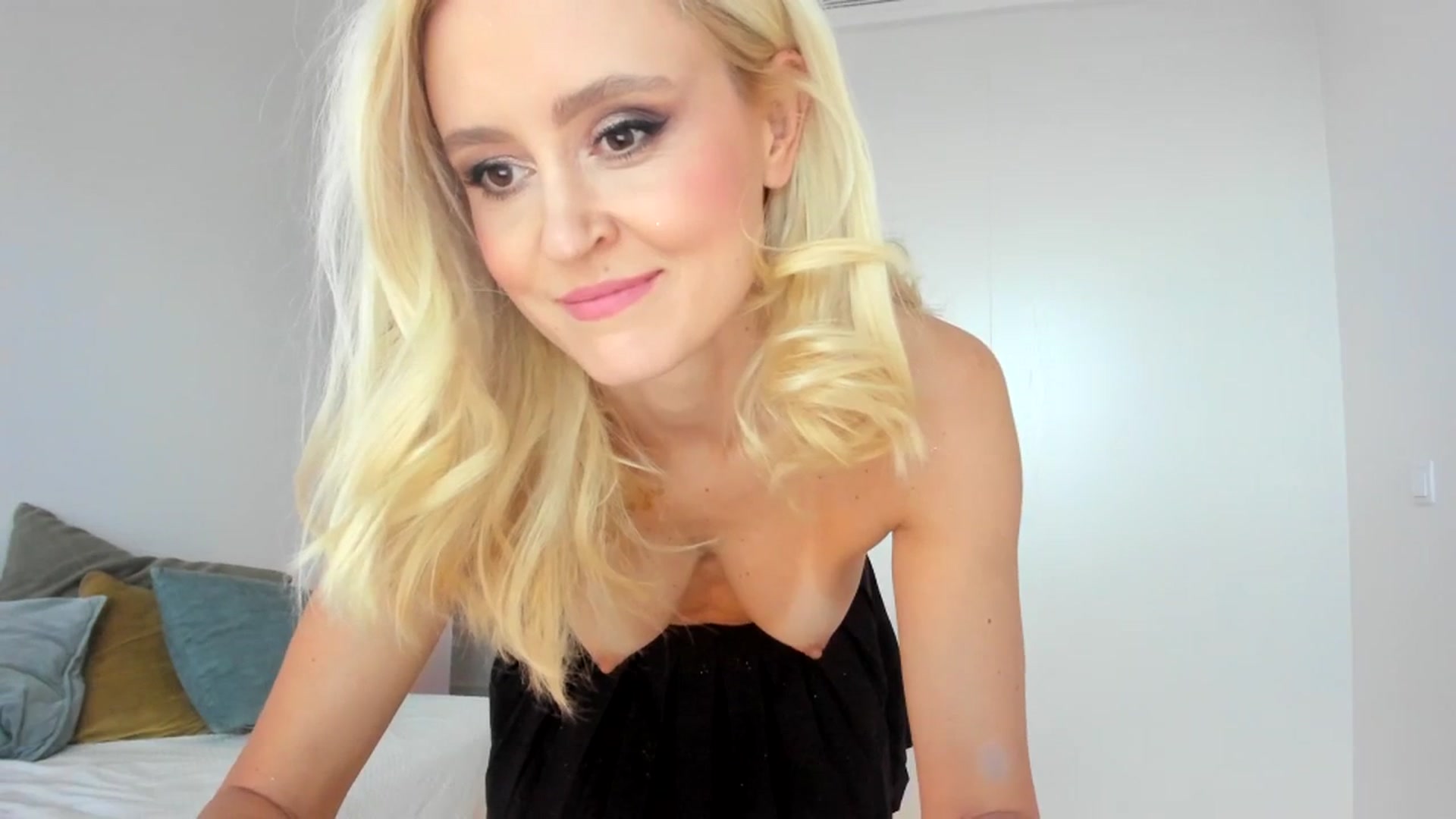 Gallery image thumbnail from AoifeOneal's myfreecams stream on, 11/05/2023, 18:25 image 10 of 20
