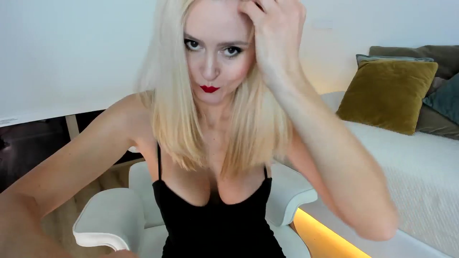 Gallery image thumbnail from AoifeOneal's myfreecams stream on, 11/21/2023, 19:29 image 19 of 20