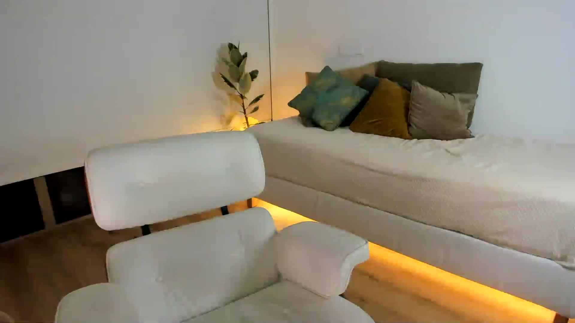 Gallery image thumbnail from AoifeOneal's myfreecams stream on, 12/14/2023, 21:24 image 14 of 20