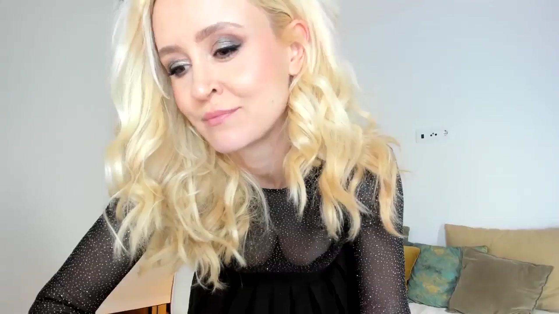 Gallery image thumbnail from AoifeOneal's myfreecams stream on, 01/03/2024, 18:56 image 11 of 20