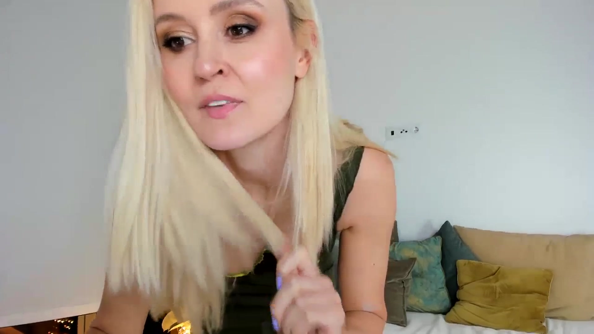 Gallery image thumbnail from AoifeOneal's myfreecams stream on, 01/20/2024, 19:29 image 17 of 20