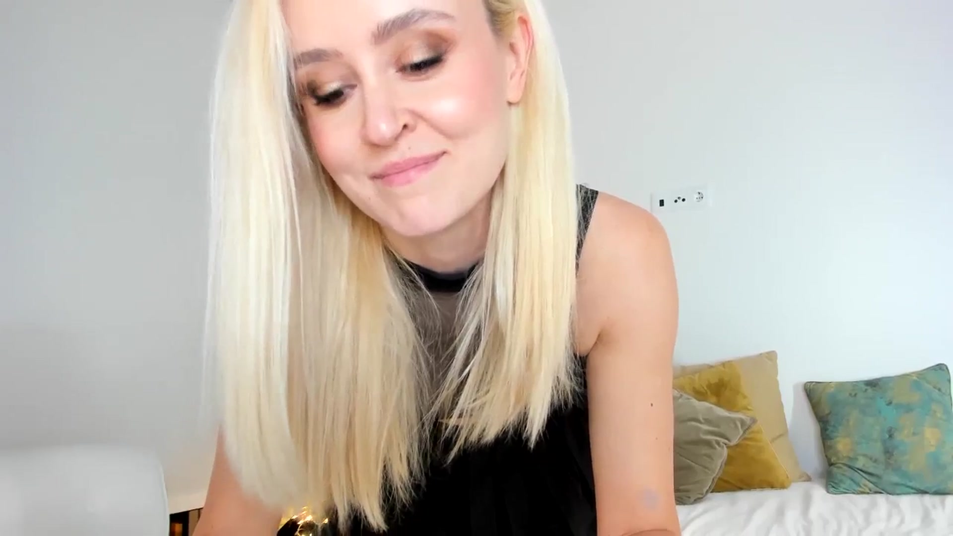 Gallery image thumbnail from AoifeOneal's myfreecams stream on, 02/16/2024, 20:26 image 16 of 20