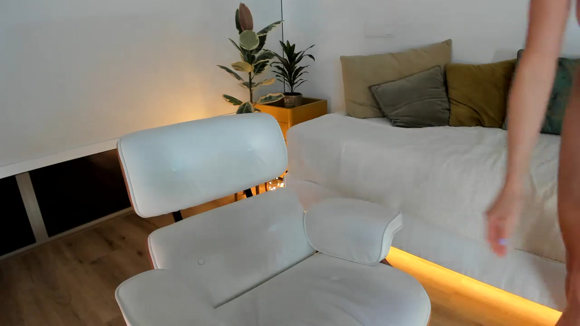 Gallery image thumbnail from AoifeOneal's myfreecams stream on, 03/27/2024, 21:22 image 9 of 20