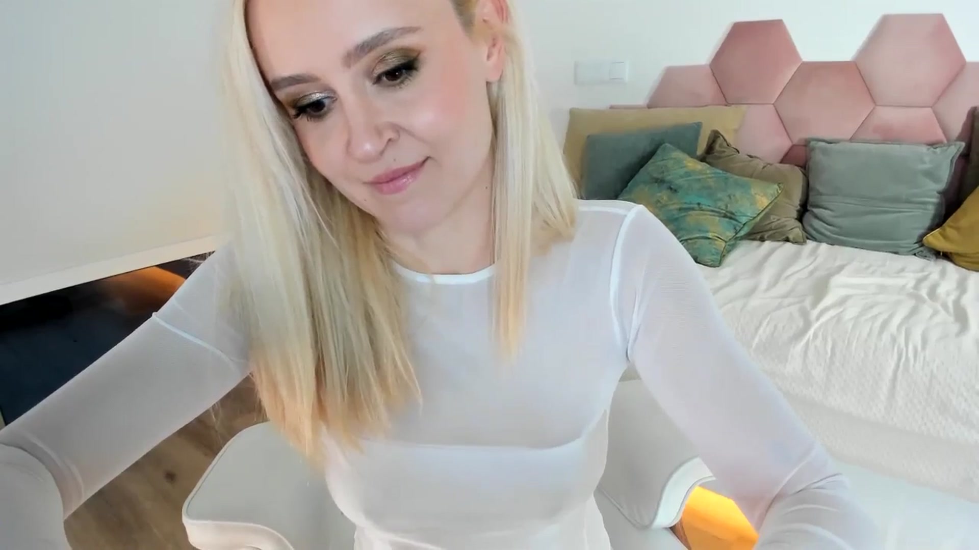 Gallery image thumbnail from AoifeOneal's myfreecams stream on, 05/16/2024, 20:04 image 20 of 20