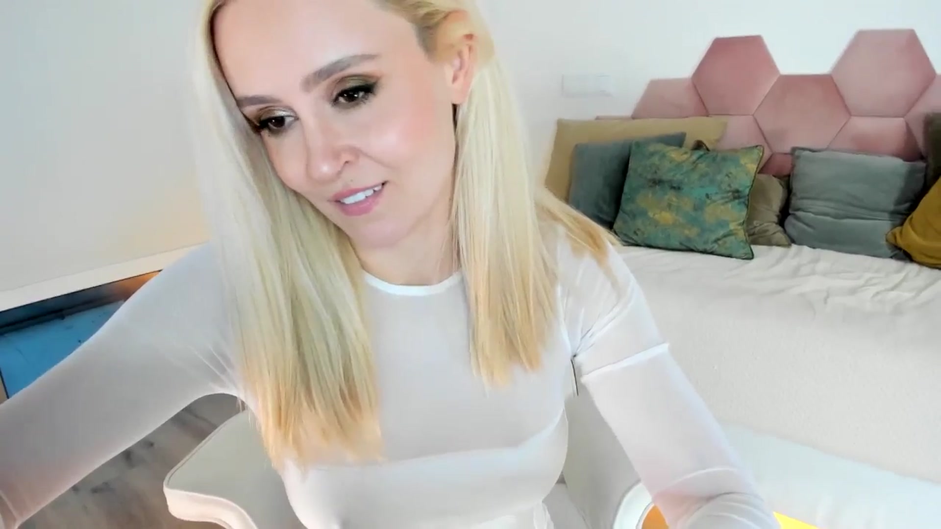 Gallery image thumbnail from AoifeOneal's myfreecams stream on, 05/16/2024, 20:04 image 10 of 20