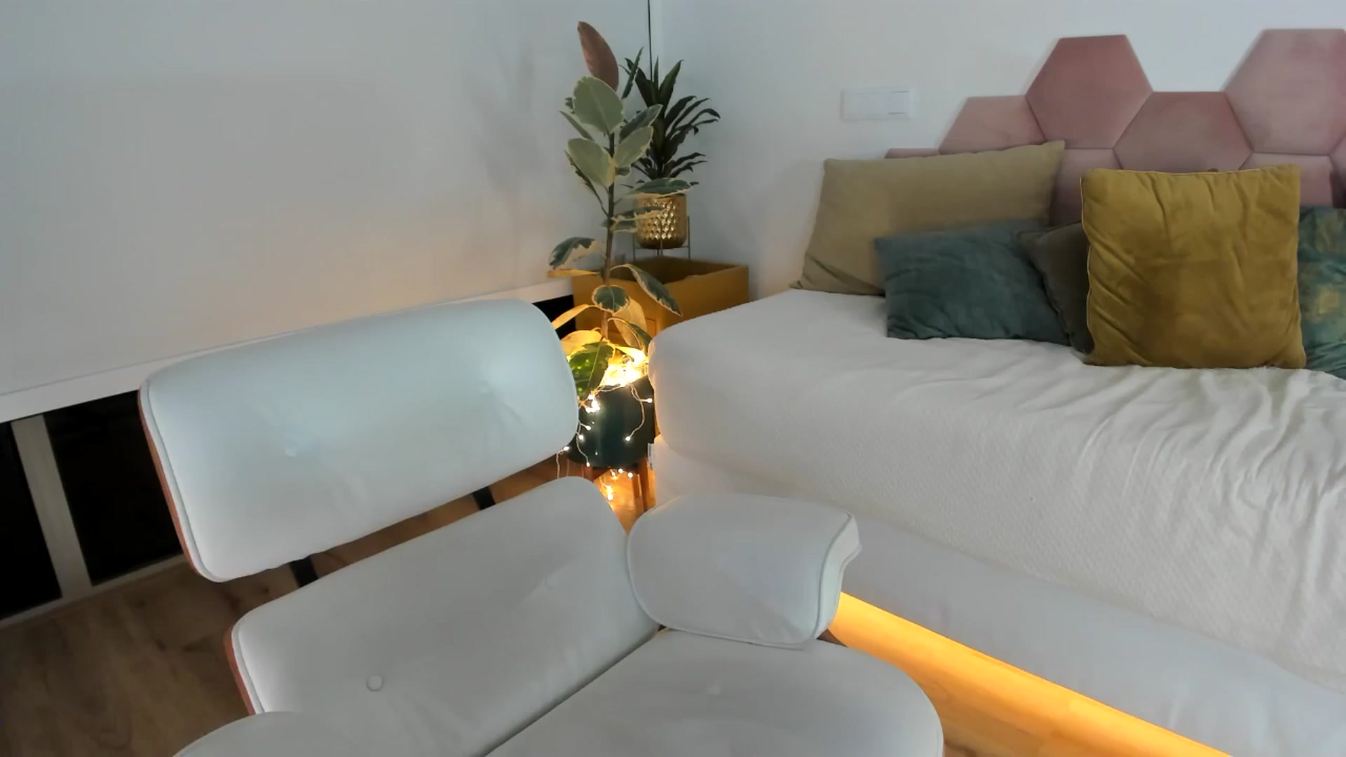 Gallery image thumbnail from AoifeOneal's myfreecams stream on, 05/26/2024, 21:02 image 9 of 20