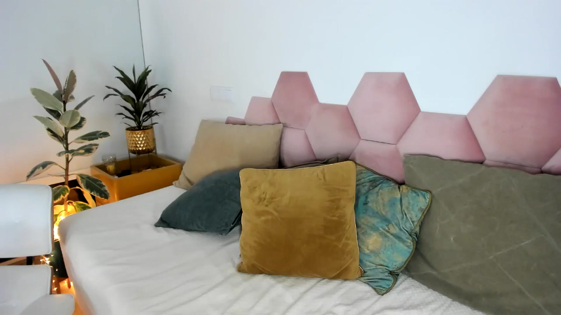 Gallery image thumbnail from AoifeOneal's myfreecams stream on, 05/26/2024, 21:02 image 20 of 20