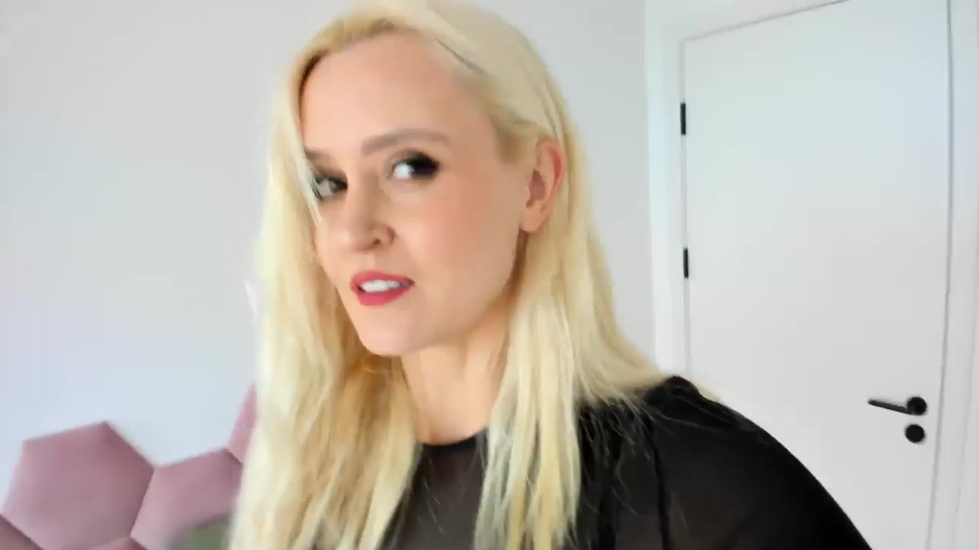 Gallery image thumbnail from AoifeOneal's myfreecams stream on, 05/30/2024, 19:30 image 13 of 20
