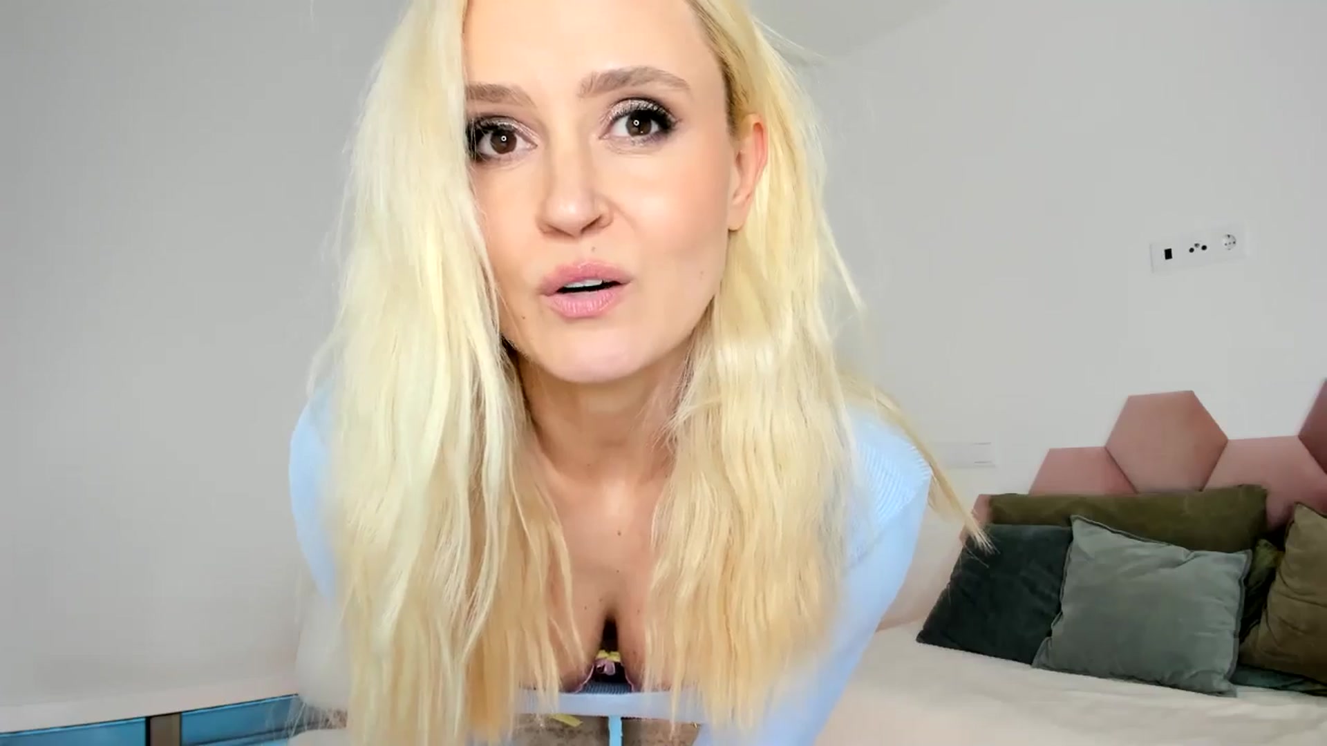 Gallery image thumbnail from AoifeOneal's myfreecams stream on, 06/10/2024, 20:32 image 11 of 20