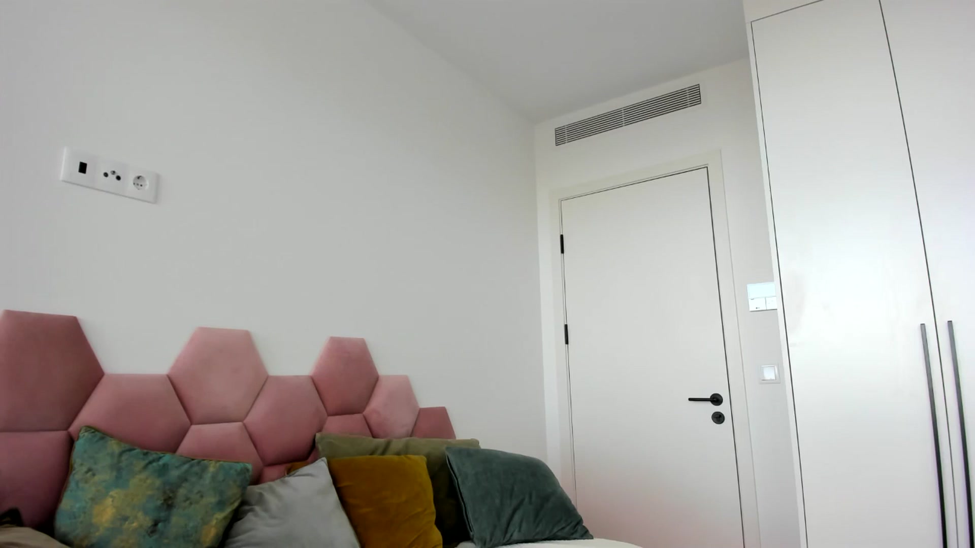 Gallery image thumbnail from AoifeOneal's myfreecams stream on, 06/14/2024, 19:29 image 17 of 20