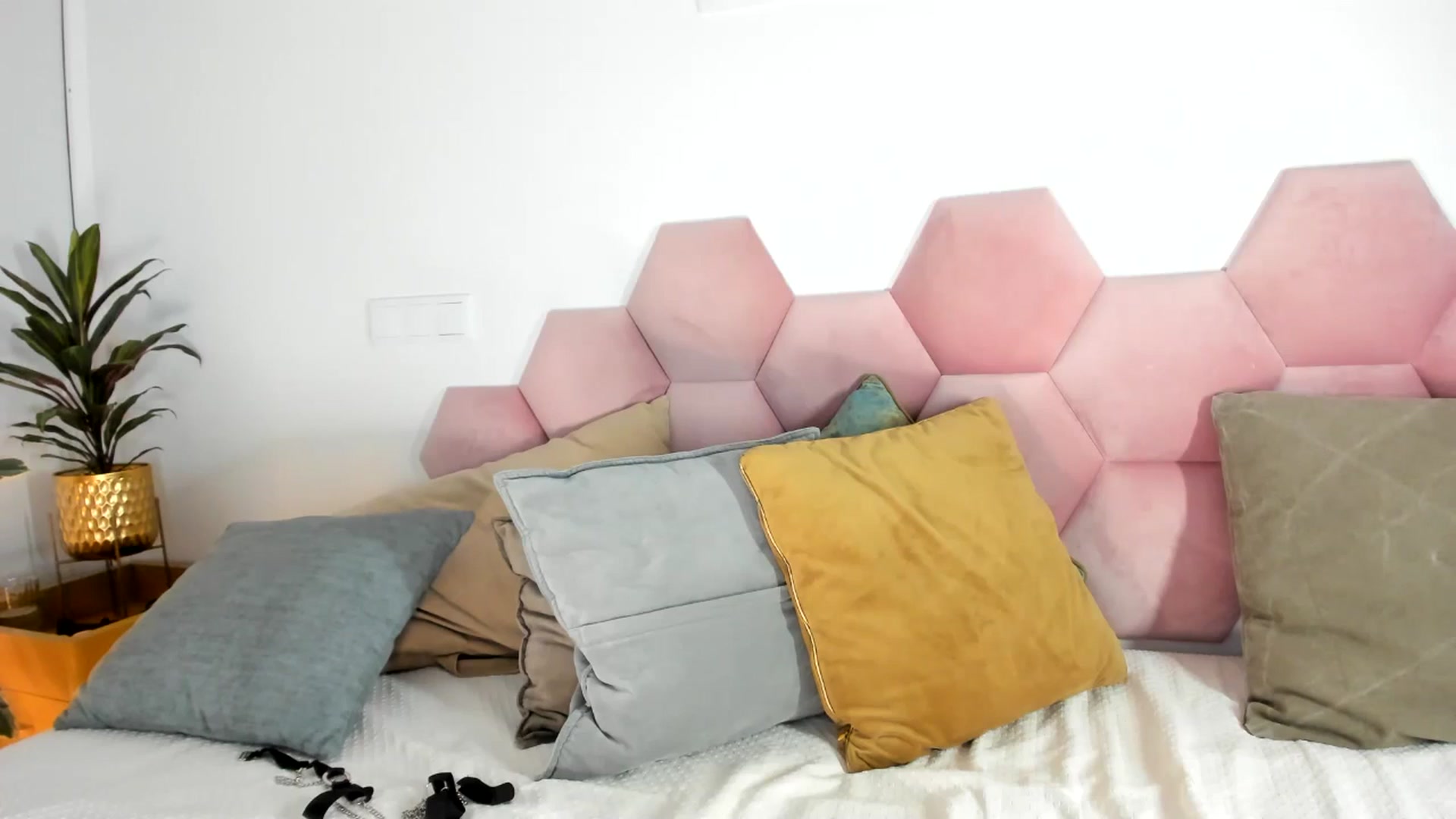 Gallery image thumbnail from AoifeOneal's myfreecams stream on, 06/14/2024, 21:22 image 16 of 20