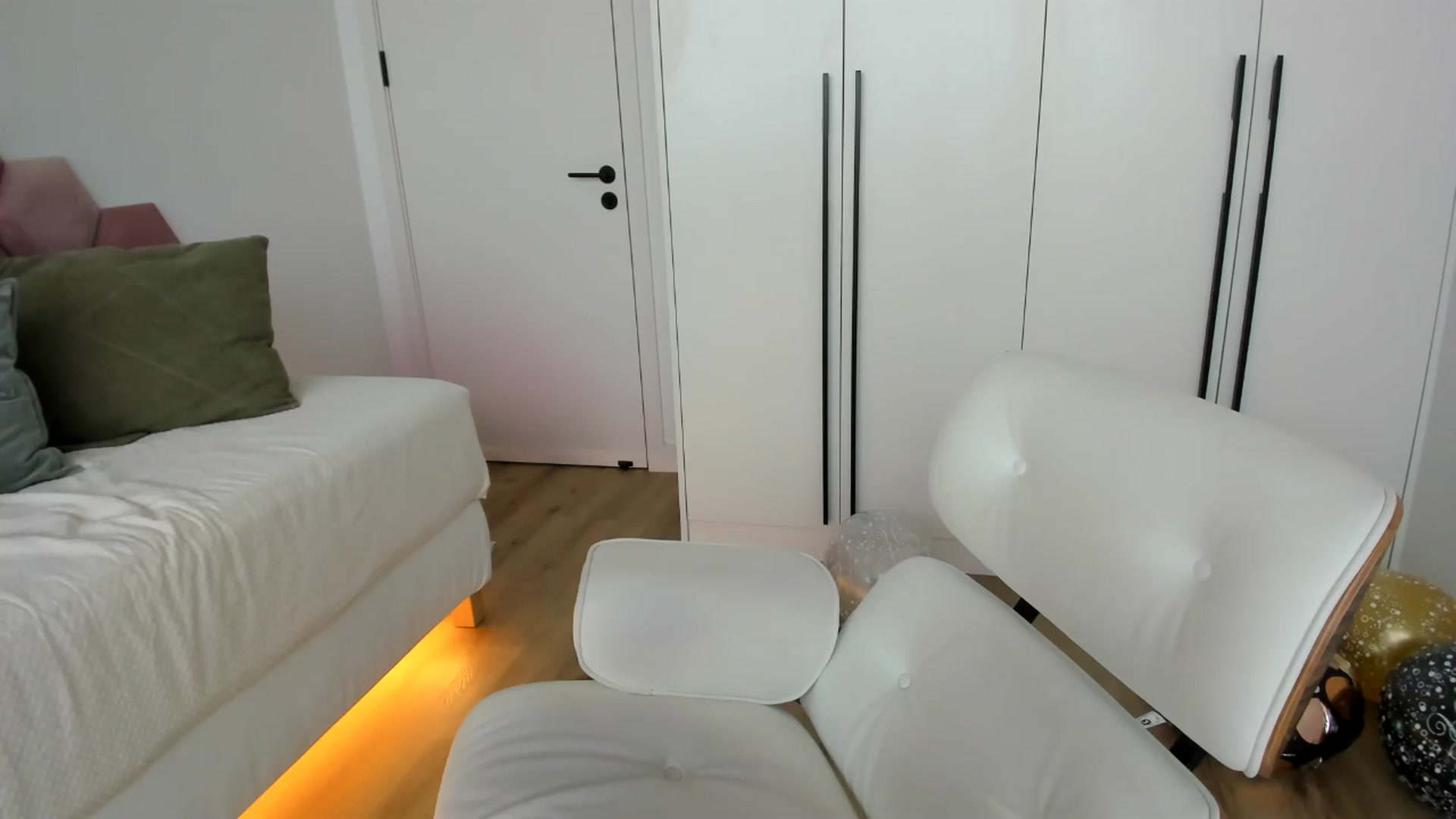 Gallery image thumbnail from AoifeOneal's myfreecams stream on, 06/16/2024, 18:54 image 19 of 20