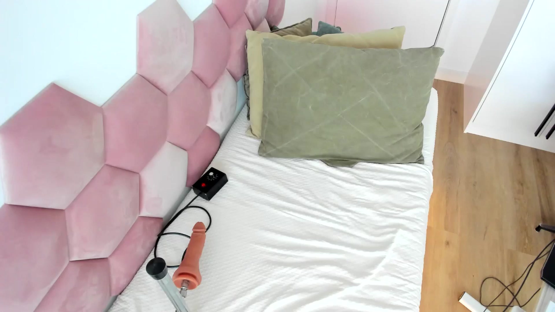 Gallery image thumbnail from AoifeOneal's myfreecams stream on, 06/22/2024, 19:46 image 19 of 20