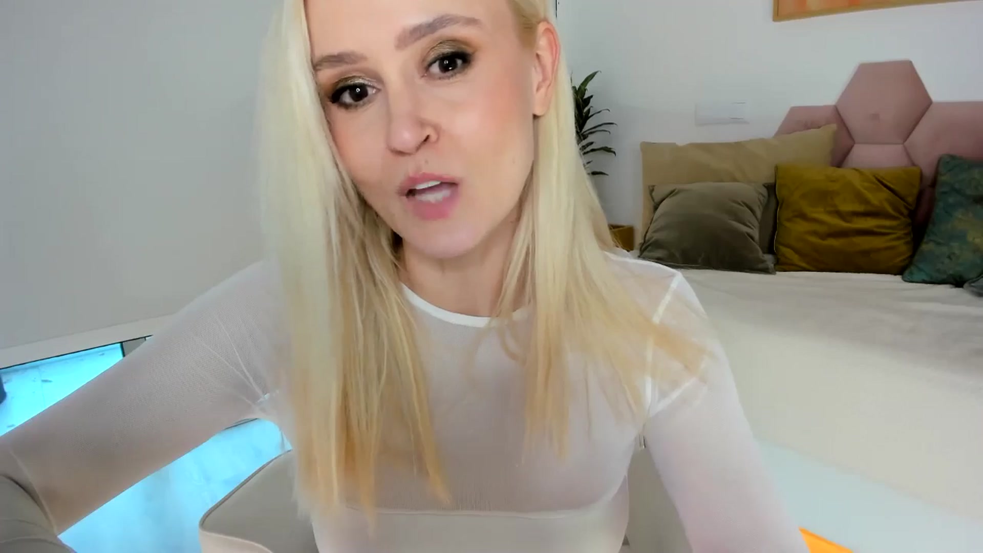 Gallery image thumbnail from AoifeOneal's myfreecams stream on, 06/23/2024, 19:42 image 16 of 20