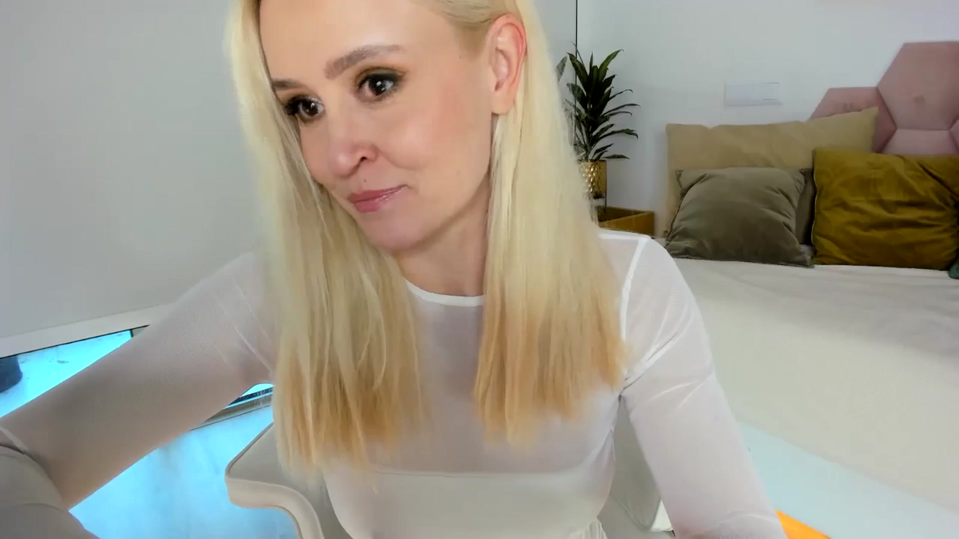 Gallery image thumbnail from AoifeOneal's myfreecams stream on, 06/23/2024, 19:42 image 5 of 20