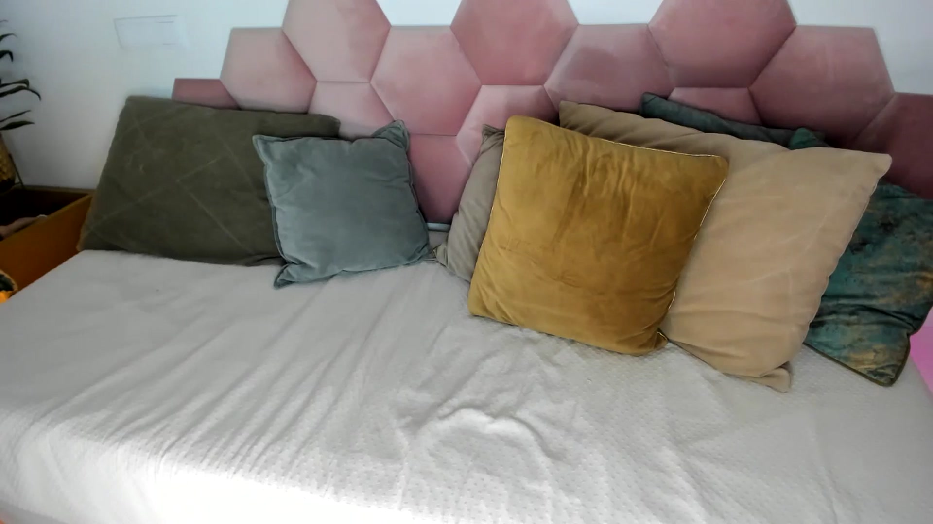 Gallery image thumbnail from AoifeOneal's myfreecams stream on, 08/01/2024, 20:55 image 20 of 20
