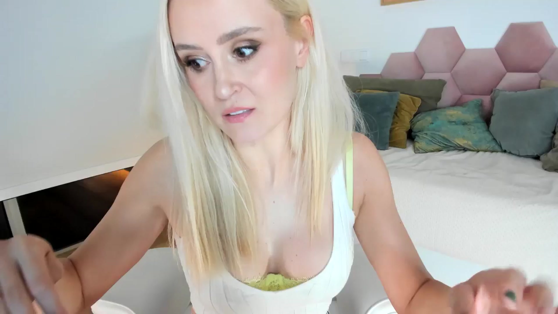 Gallery image thumbnail from AoifeOneal's myfreecams stream on, 08/03/2024, 20:38 image 13 of 20