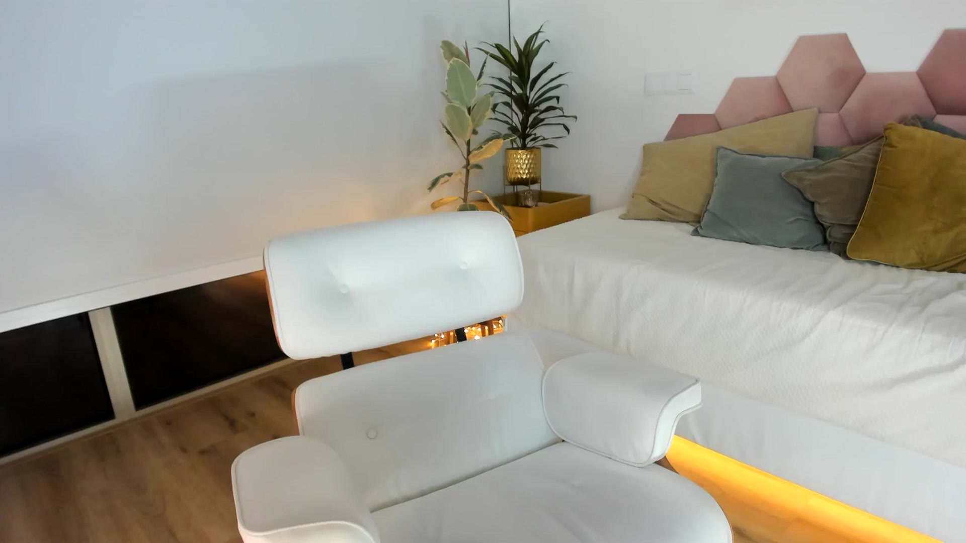 Gallery image thumbnail from AoifeOneal's myfreecams stream on, 08/14/2024, 21:22 image 6 of 20