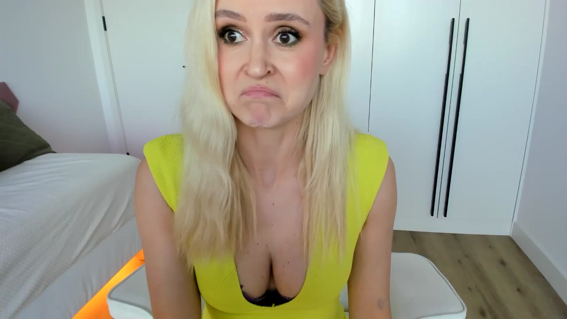 Gallery image thumbnail from AoifeOneal's myfreecams stream on, 08/18/2024, 20:03 image 16 of 20