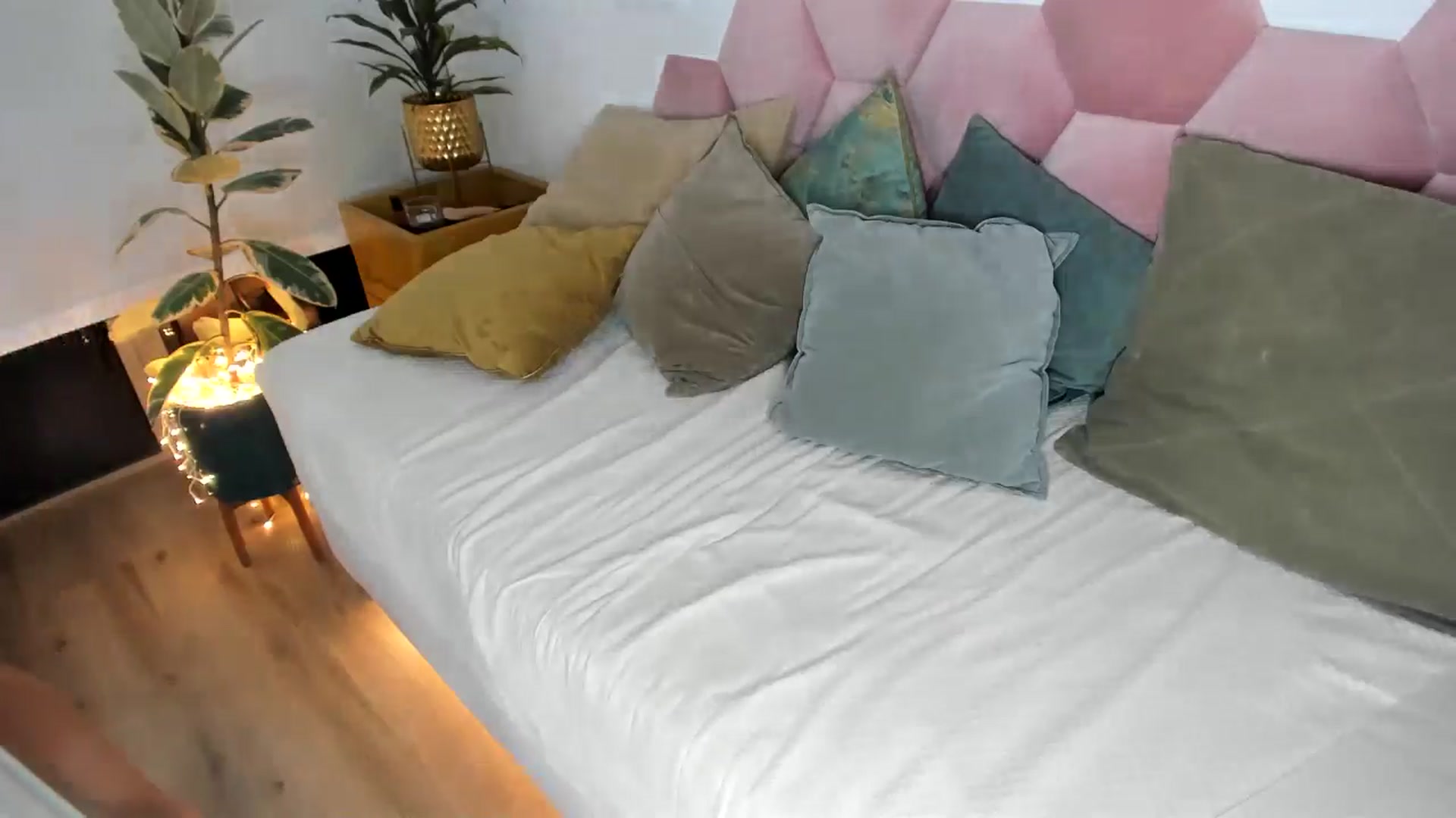 Gallery image thumbnail from AoifeOneal's myfreecams stream on, 08/18/2024, 20:48 image 11 of 20