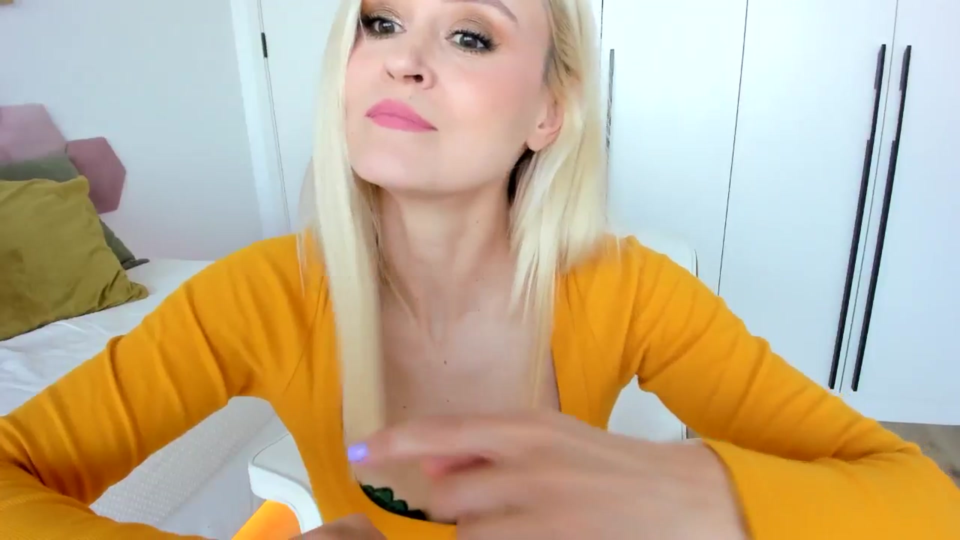Gallery image thumbnail from AoifeOneal's myfreecams stream on, 08/21/2024, 19:05 image 2 of 20
