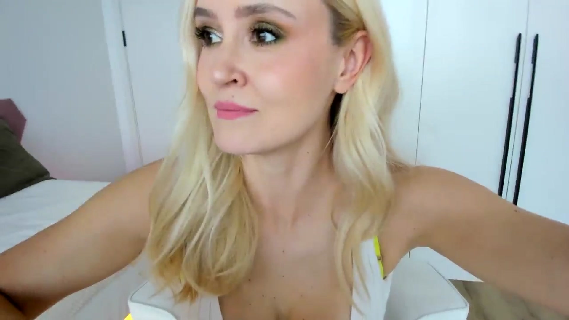 Gallery image thumbnail from AoifeOneal's myfreecams stream on, 08/25/2024, 19:04 image 16 of 20